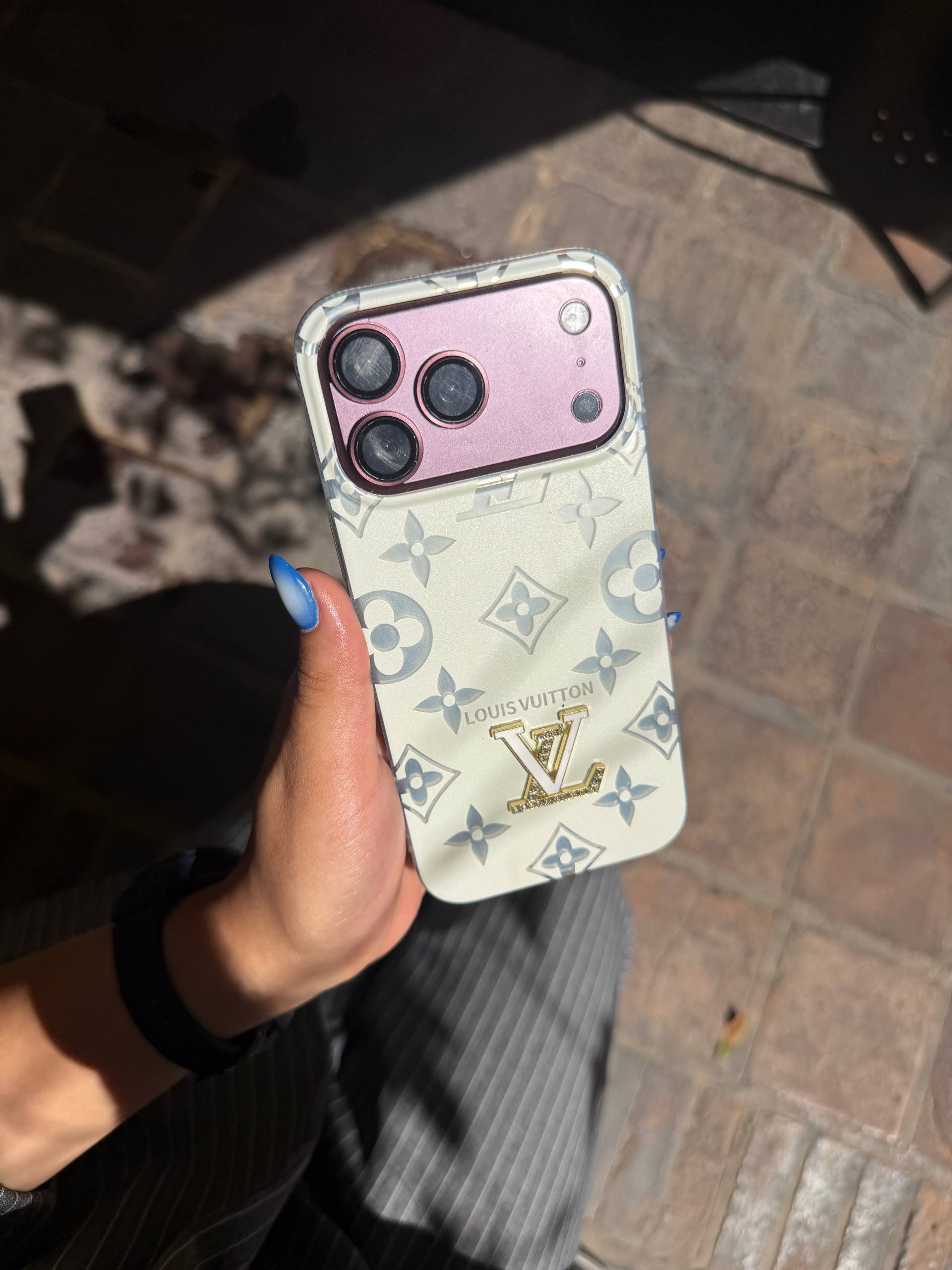 کاور قاب موبایل مدل LV hologram مناسب برای ایفون iphone